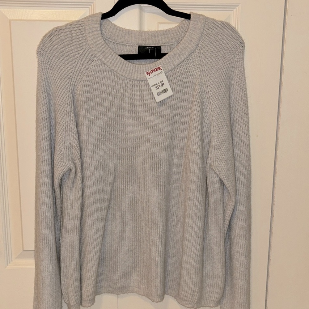 Brand new never worn grey super soft Tahari sweater size XL